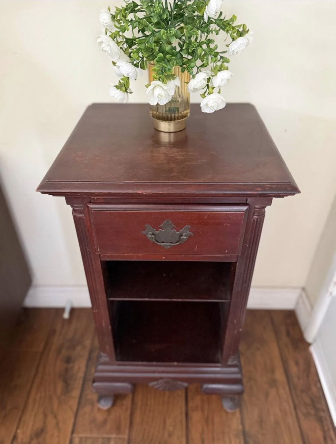 Vintage Solid Mahogany Wood End Table / Nightstand
