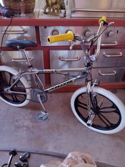 OLD SCHOOL VINTAGE BIKE MONGOOSE HOOP D TIRES SIZE 20 VERY GOOD CONDITION
