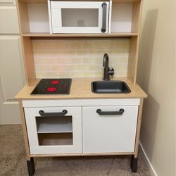 Kid’s Play Kitchen w/ Light Up Stove