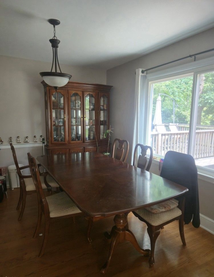 Dining Table & Chairs