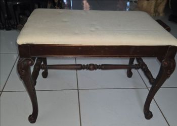 Vintage solid wood Queen Anne piano bench with carved cabriole legs. Size 24L x18H x15W. Cream upholstered cushioned seat, sturdy solid wood frame. Mi