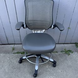 **LIKE NEW** Adjustable Mesh & Vinyl Gray Desk Chair w/Foot Rest by MODWAY✨60% Off✨