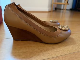 Tory Burch Caroline Wedge In Tan/dark Maple (size 8.5)