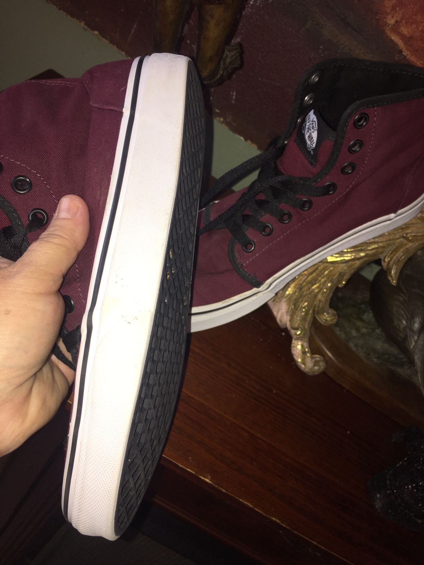 Vans of the wall cool burgundy semi new shoes in perfect clean condition size men’s 6 women’s 8