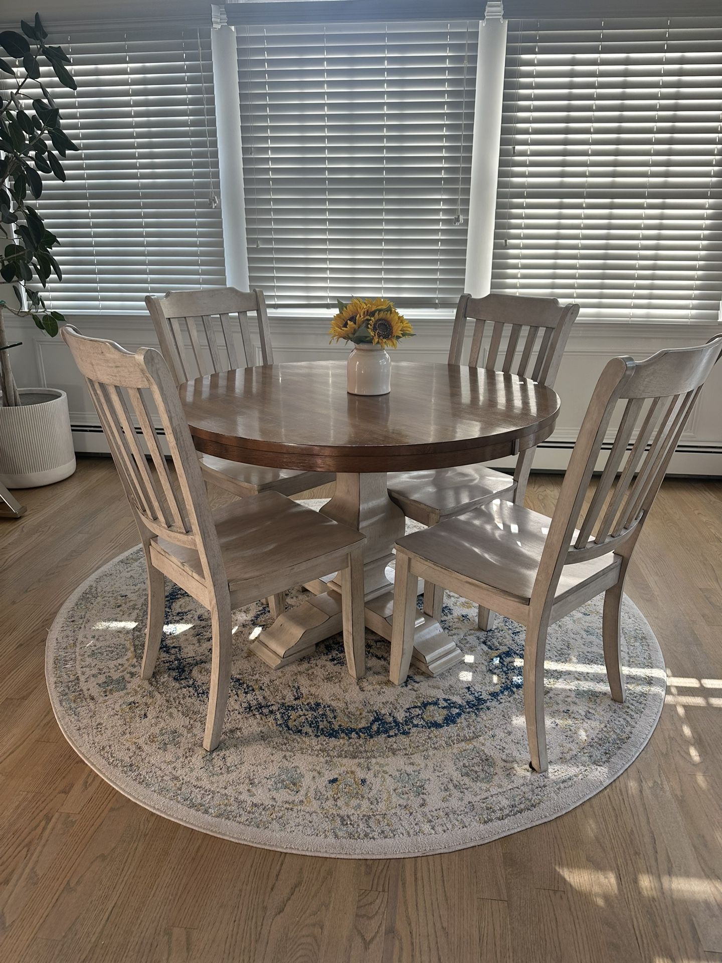 Round Table And Chairs