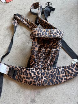 Momcozy leopard print carrier