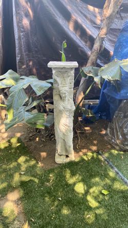 Female plaster Corinthians pedestal