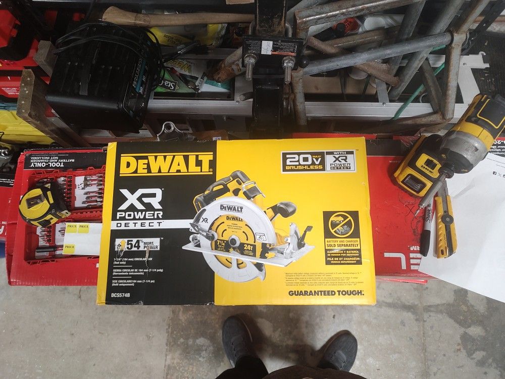 DeWalt 20 V Max Brushless XR Power Detect 7-1/4 Circular Saw