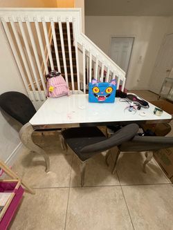 Dining table glass w metal legs