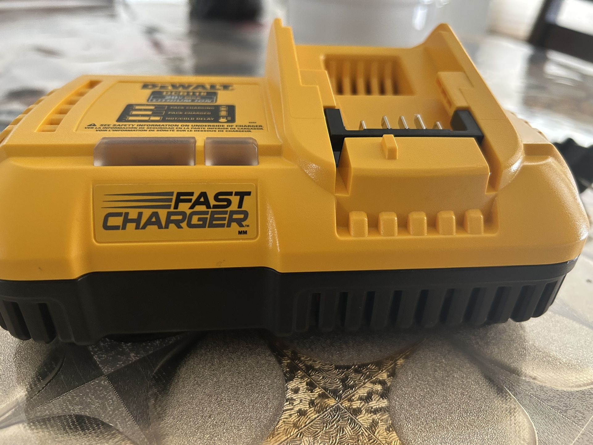 DEWALT 20/60 Volt Fast Charger (new) Price Is Firm Precio Firme