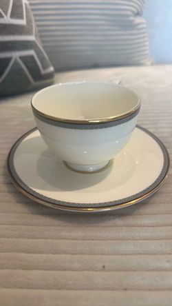 Mint condition: Ivory Fine China Dinnerware Set with Gold Trim