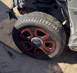 2017 Fiat 500e wheel cap 1 available