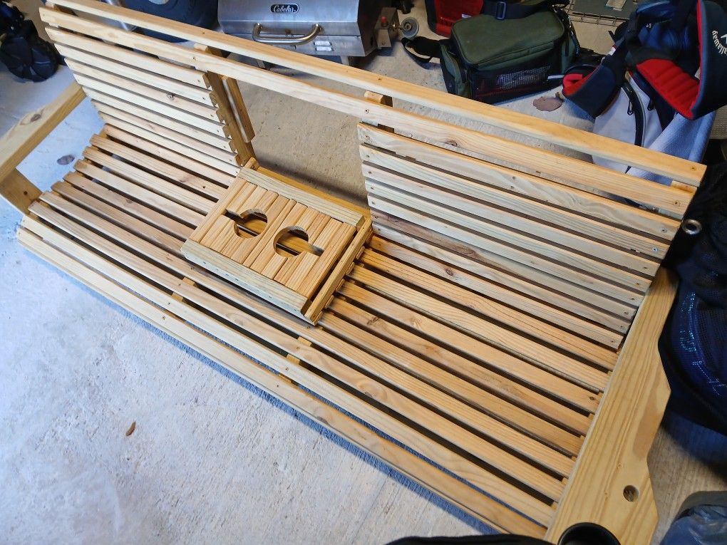 New 3 Person Swing With Middle Table