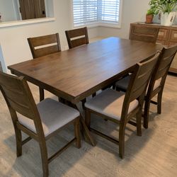 Dining table & 6 Chairs 