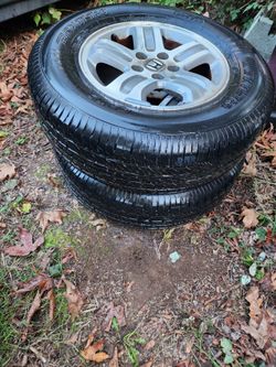 2 like new 235/70/16 tires and alloy wheels Of 2004 Honda Pilot