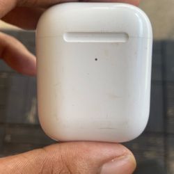 Apple AirPods 2nd Generation – Works Great (With Charging Case)