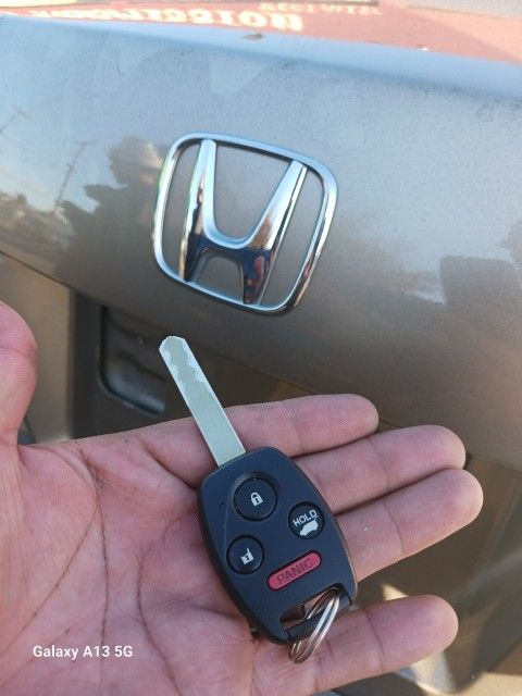 Car Keys And Remotes  / Llaves De Carro Y Controlles 