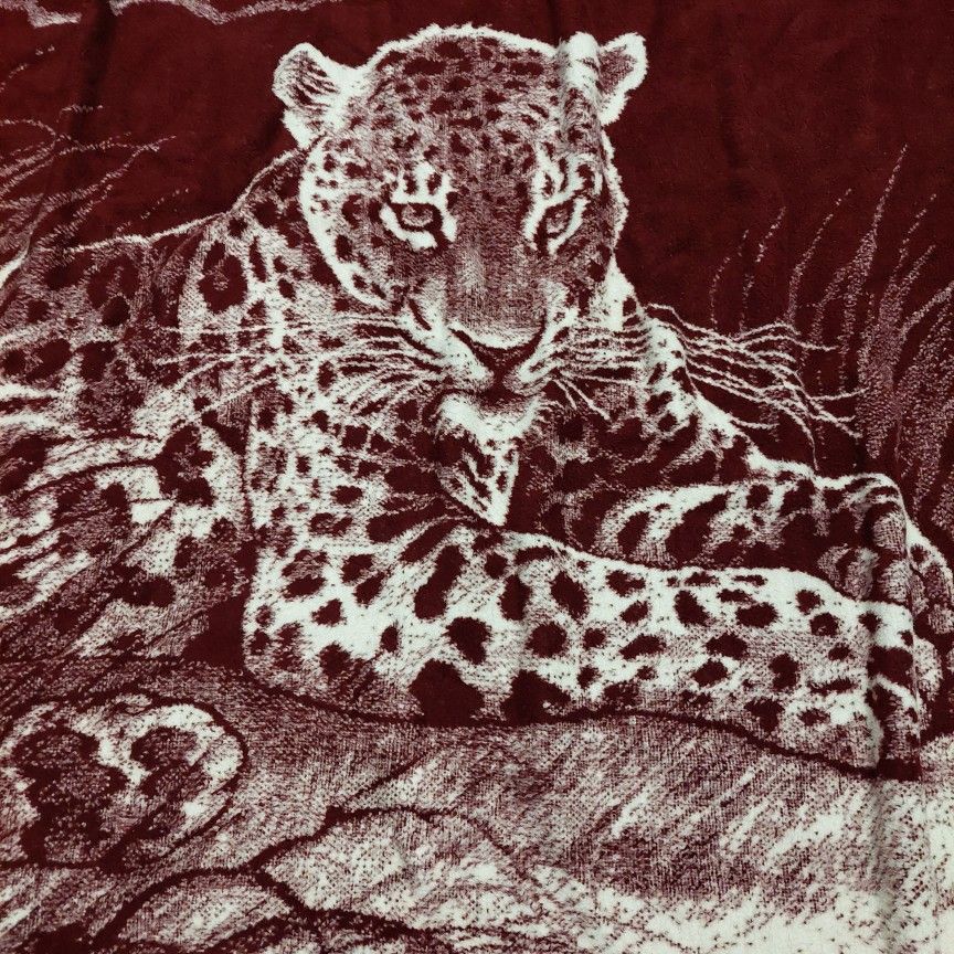 Huge San Marcos Cold Weather Blanket Very Warm for Sale in Pharr, TX