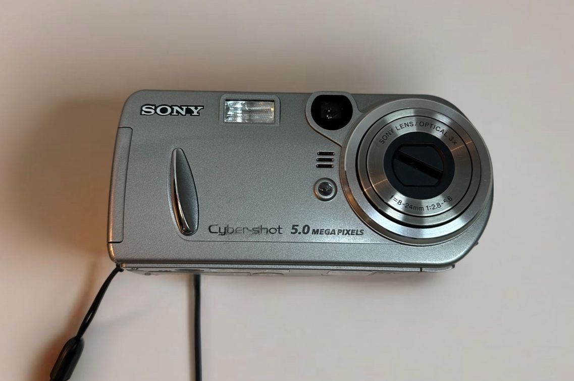 Sony Cyber-shot DSC-P92 5.0MP Digital Camera Japan Silver With Case