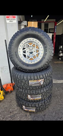 17" KMC w/ 35" RT tires 35x12.50R17