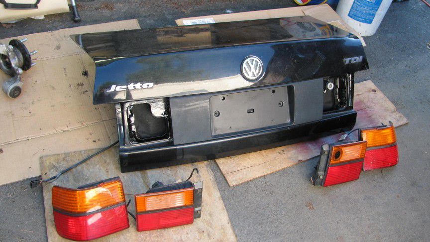 Late 1998 VW Jetta trunk and lights assembly