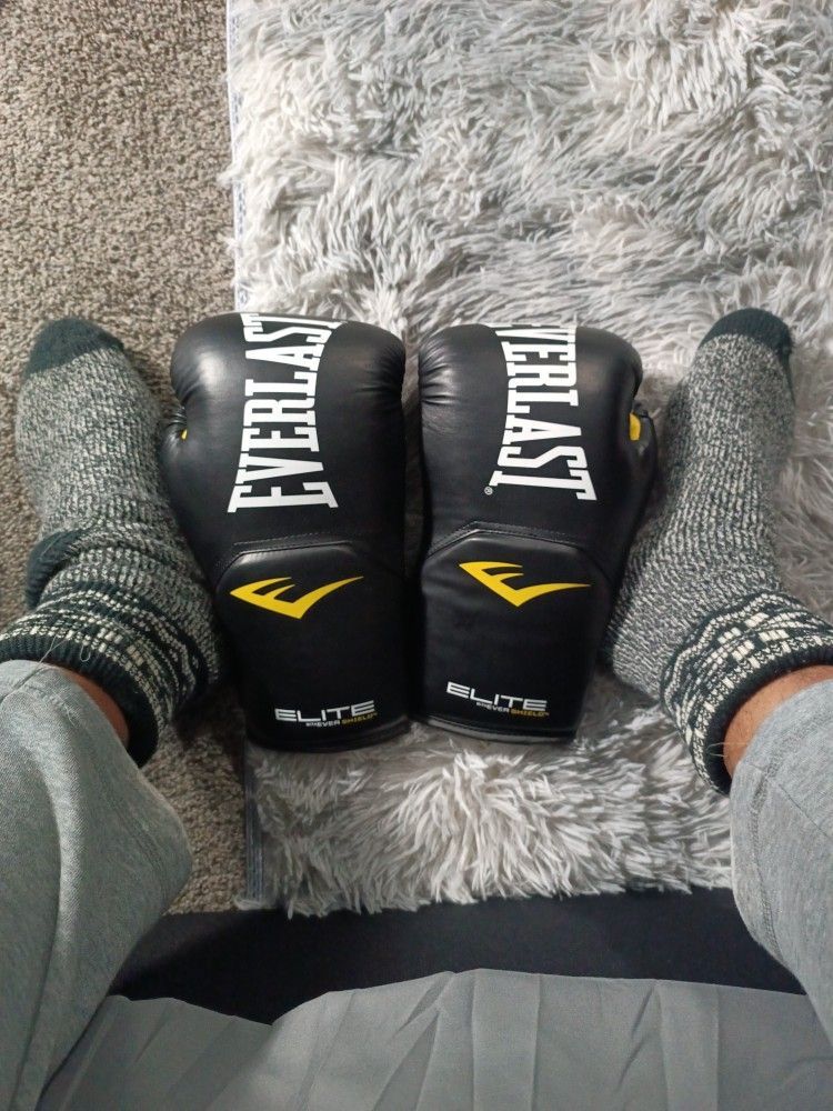 Size M Boxing Gloves