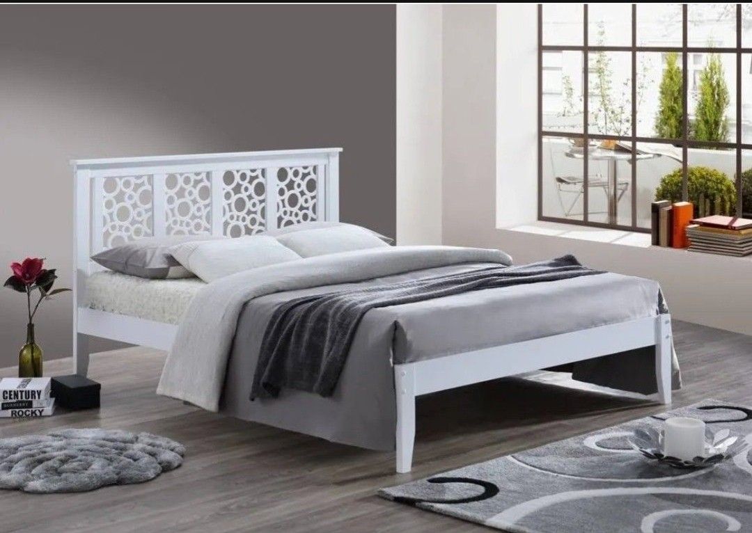 Geometric Pattern White Solid Wood Queen Size Platform Bed(New In A Box)