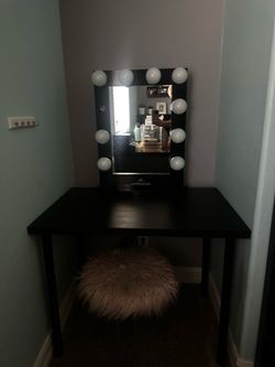 Impression Vanity mirror and table