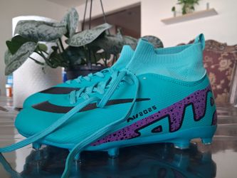 Soccer cleats us size 7.5