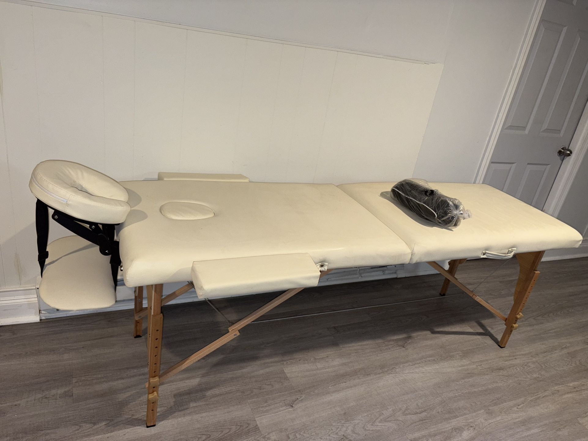 LASH/MASSAGE BED 💆‍♀️ Adjustable Head Piece, Compact Design Foldable With Latches, Handle & Travel Bag!! Mint Condition ✅ 