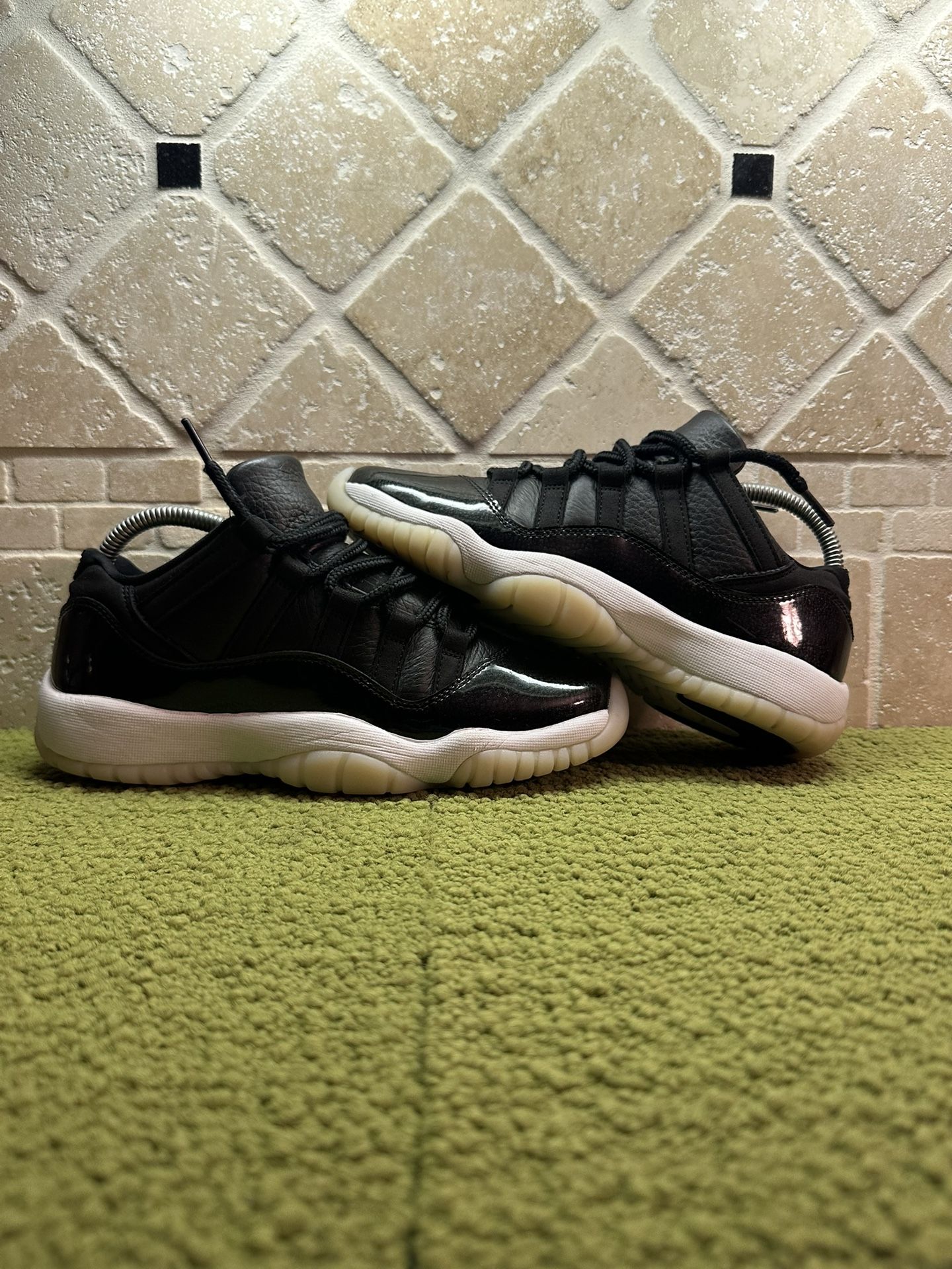Jordan 11 lows “72-10” -Size 6y -Og all -Icy bottoms❄️