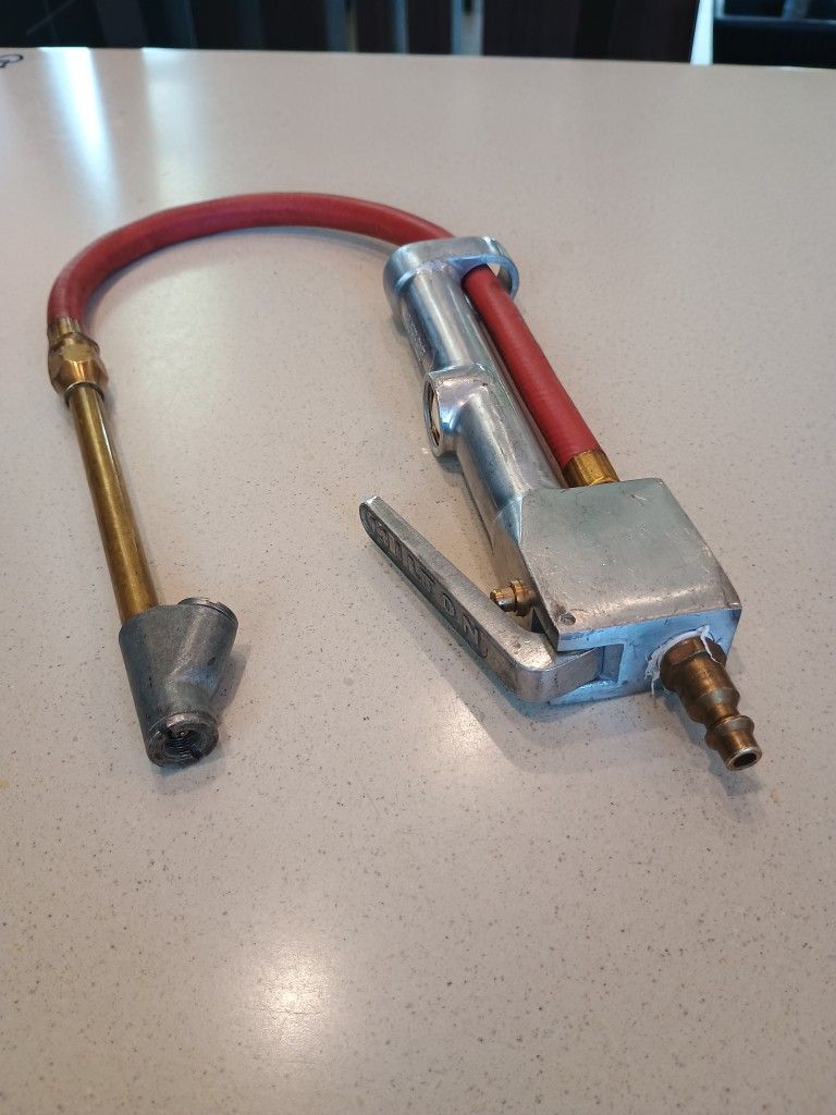 Milton Inflator Gage With Dual Head Chuck 15 Hose excellent Condition