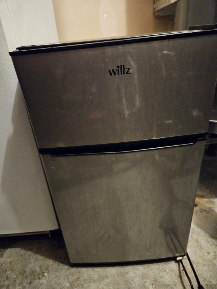 Willz Mini Fridge & Freezer for Sale in Everett, WA OfferUp