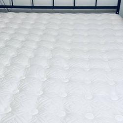 LIKE NEW STEARNS & FOSTER QUEEN MATTRESS! DELIVERY AVAILABLE FOR $25