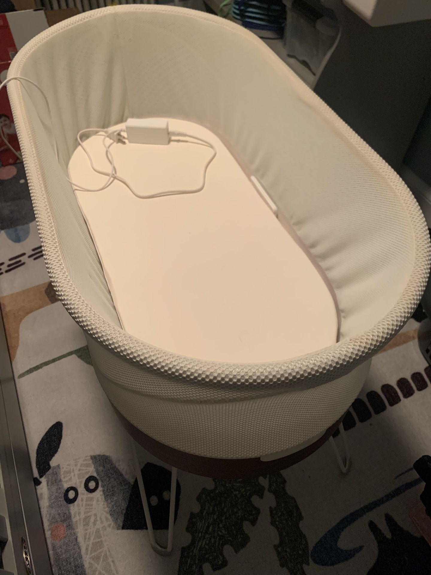 Snoo Bassinet, 9 SnooSacks, 4 Sheets, 2 Mattress Pads