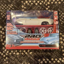 Pro Rodz 1970 Dodge Challenger R/T Convertible 1:24 Metal Model Kit White Maisto