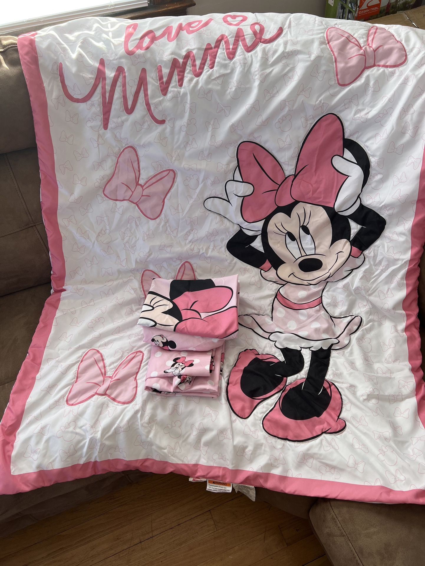 4 pc toddler bed/crib Minnie Mouse bedding