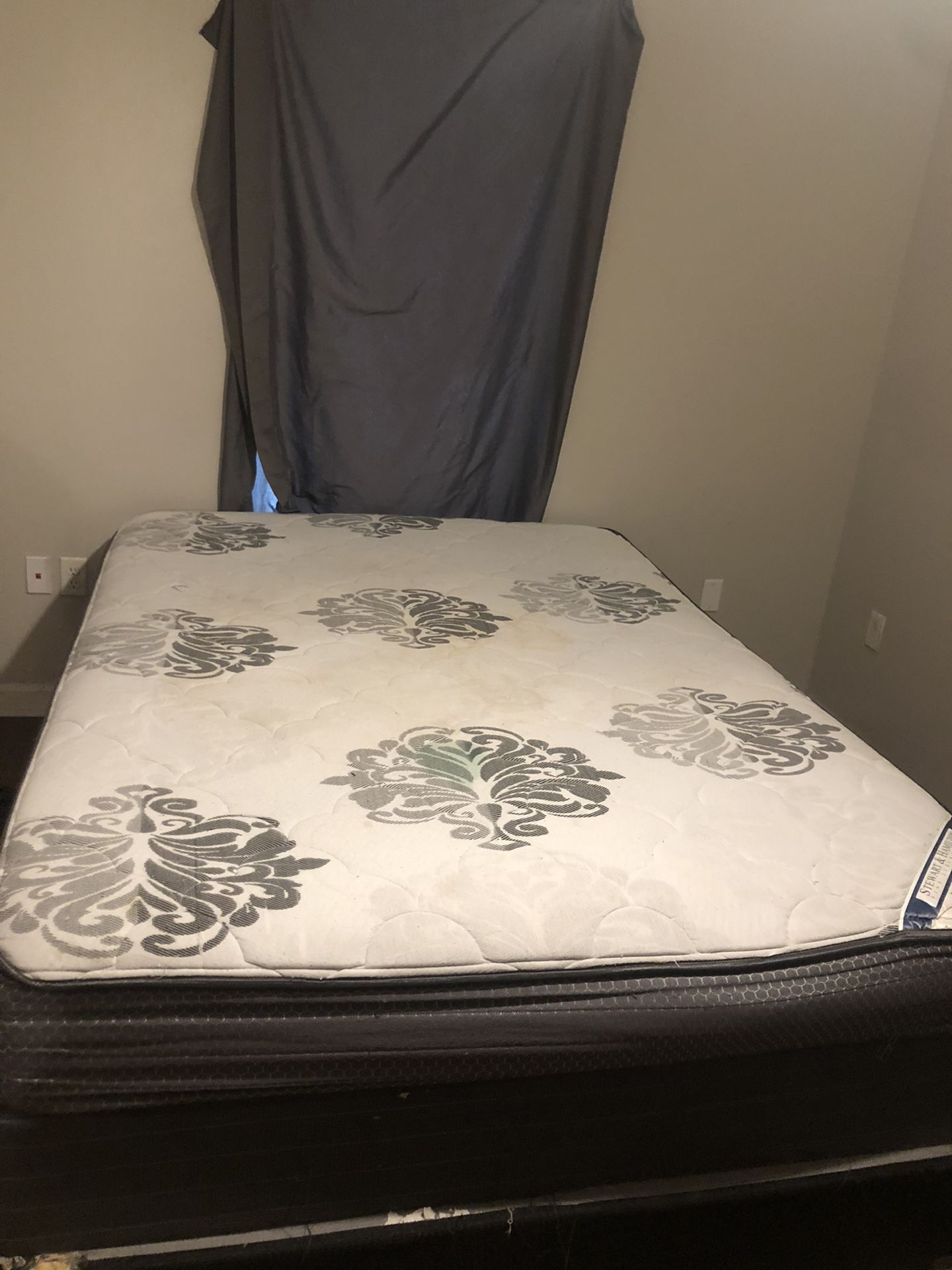Queen size mattress and boxspring for sale for Sale in Baton Rouge, LA