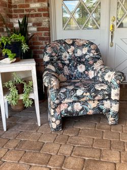 Accent Chair… Soooooo Comfortable And CLEAN!