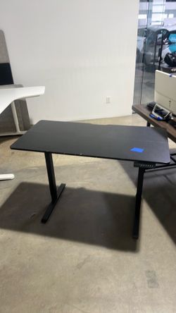Electric adjustable desk