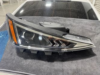 Right passenger  Side Headlight Assembly Headlamp For 2019 2020 Hyundai Elantra DAMAGED!