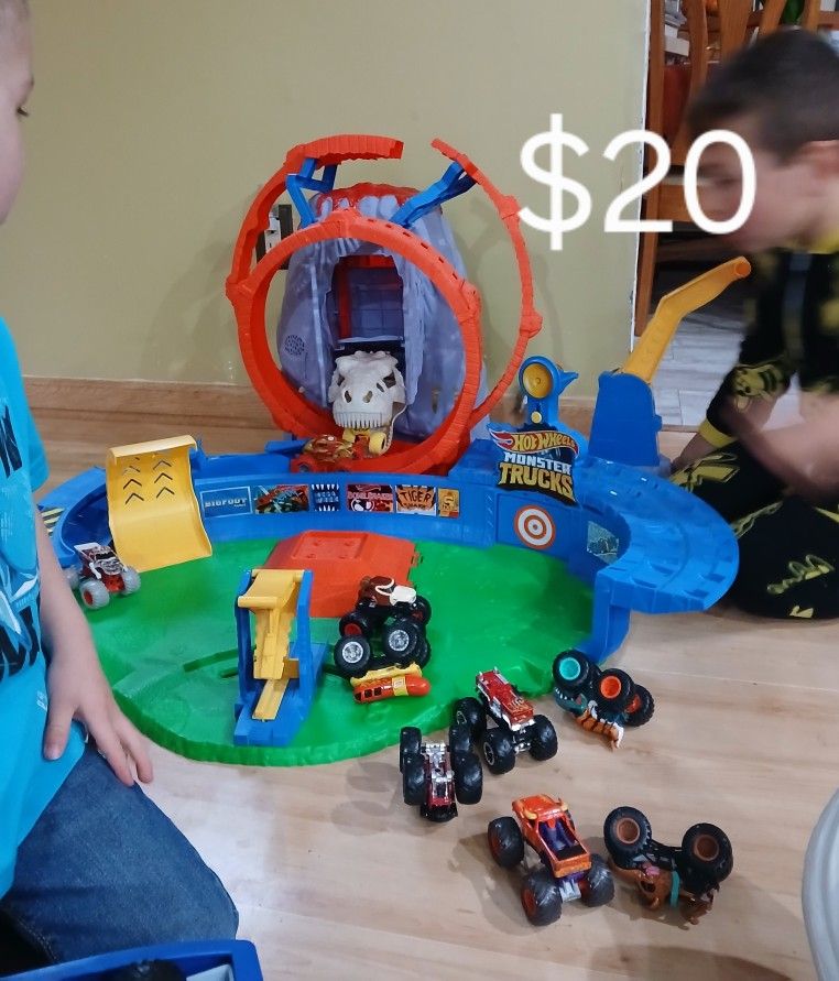 HOT WHEELS MONSTER TRUCK T=REX ARENA.