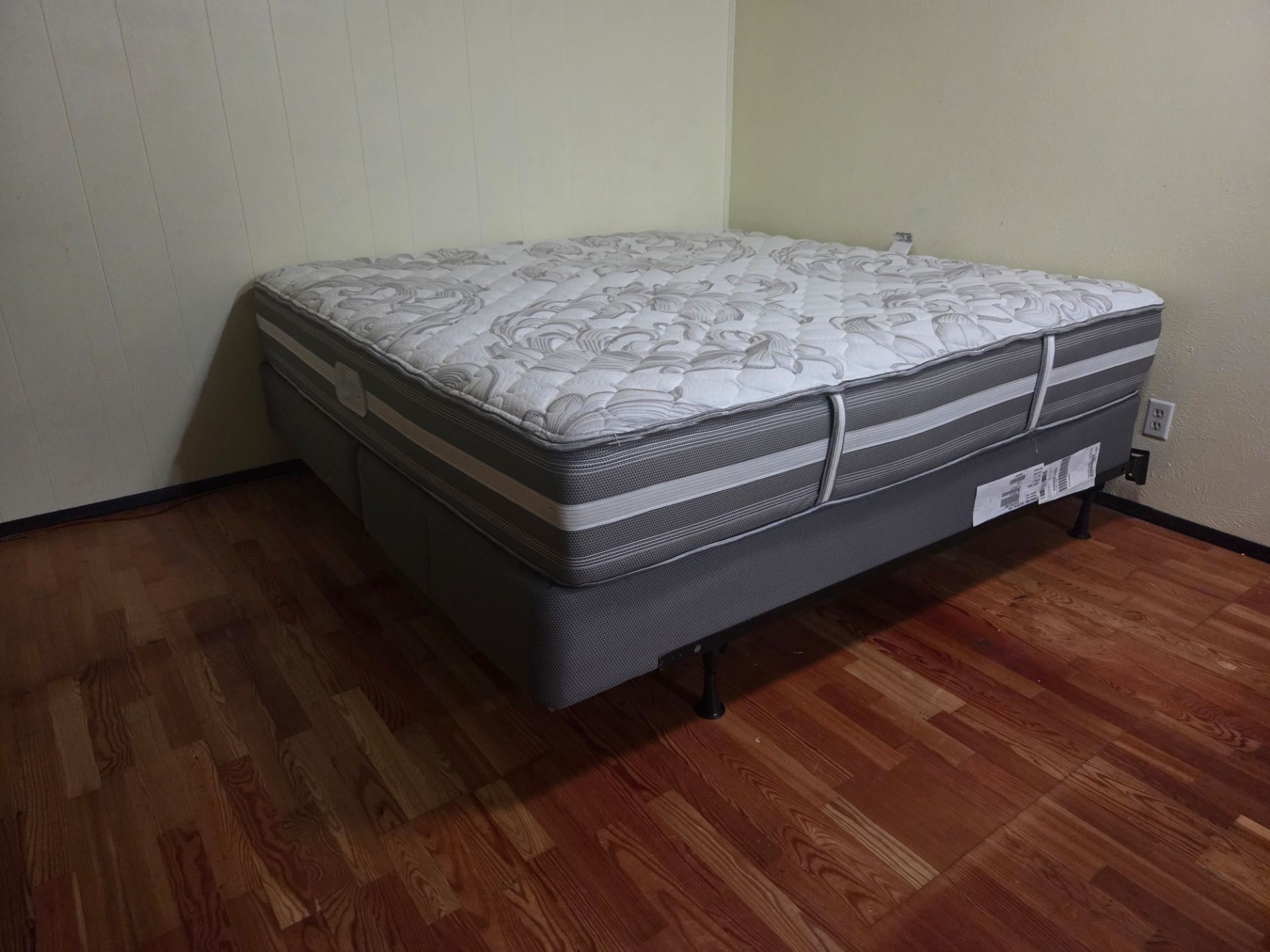 Cama King base metal box spring y colchón Beautyrest excelente condiciones $300 envio a domicilio costo extra