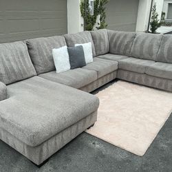 Huge Light Gray Sectional Couch In Excellent Condition - Free Delivery 🚚 