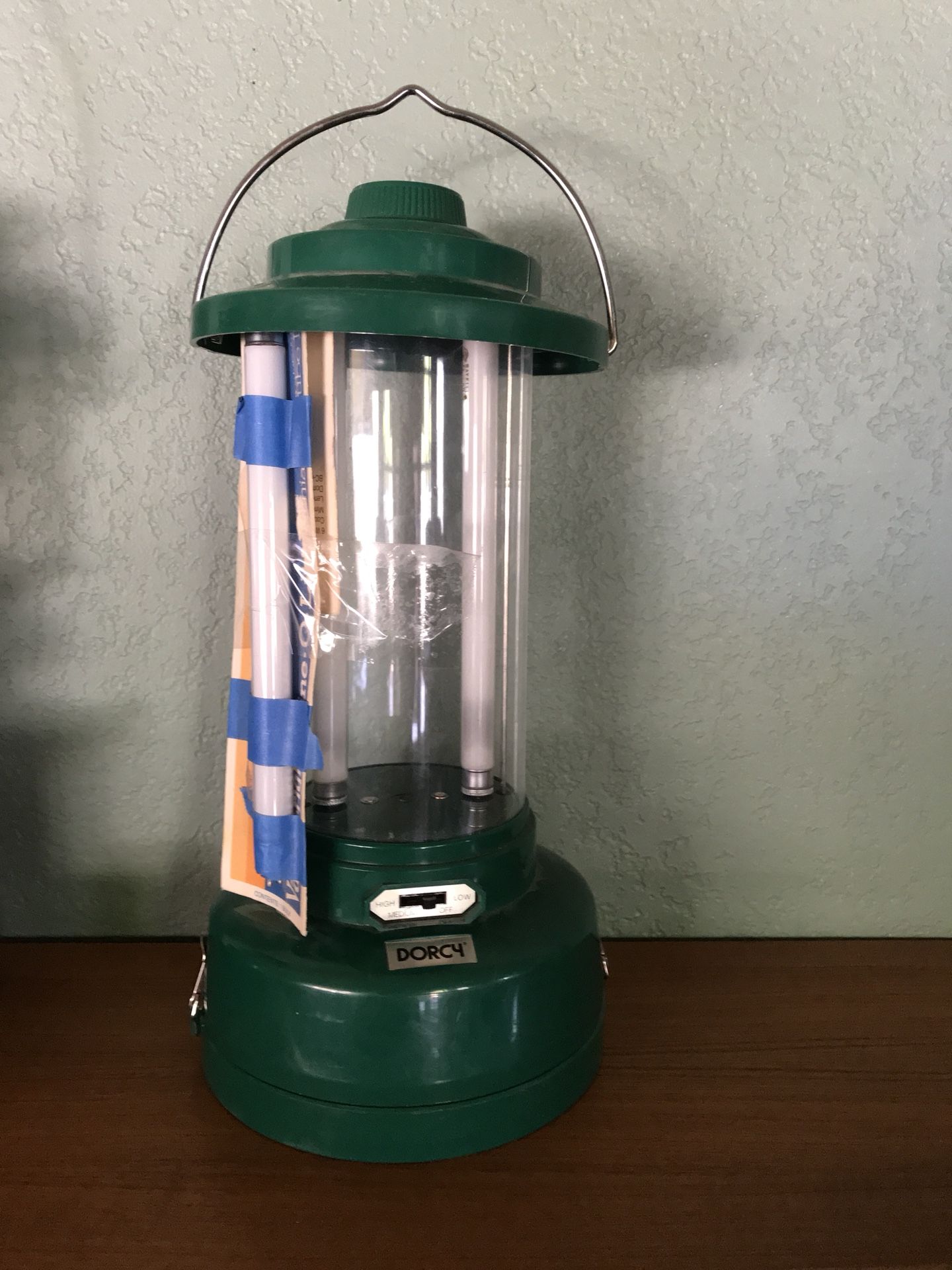 Dorcy twin tubes fluorescent lantern model 41-1020 comes with new extra fluorescent bulb.
