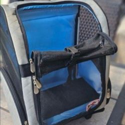 Snoozer Roll Around 4 in 1 Travel Carrier.  The item is for Animals.  Size Med / Large