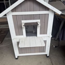 Wooden Outdoor Cat House / Shelter