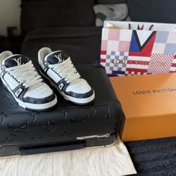 LOUIS VUITTON (snickers/luggage) 