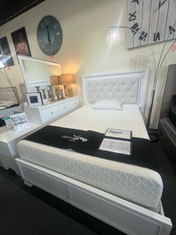⭐️4pc Queen Bed Set⭐️