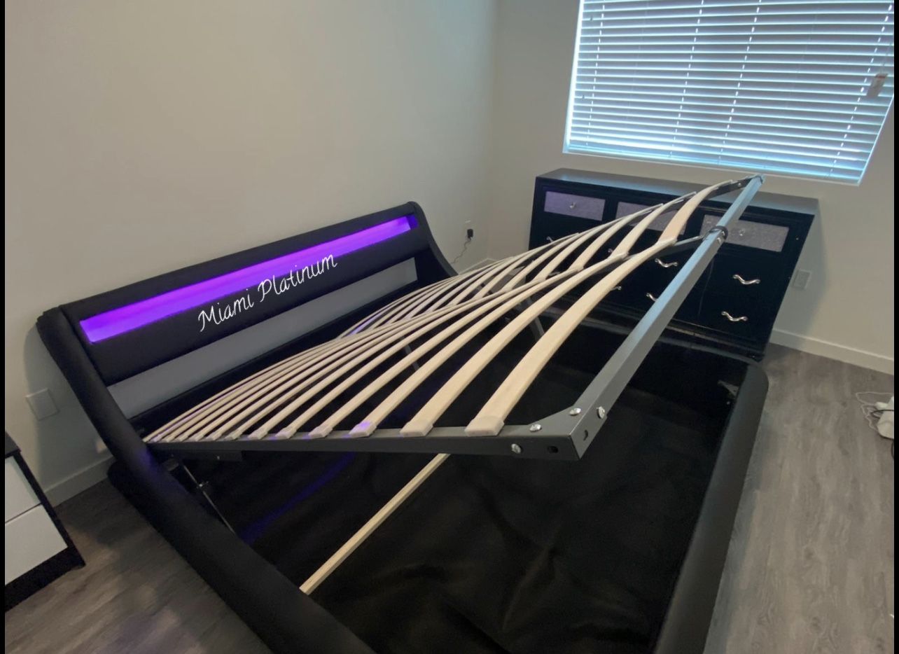 King Bed 🛌 Frame /// Financing Available
